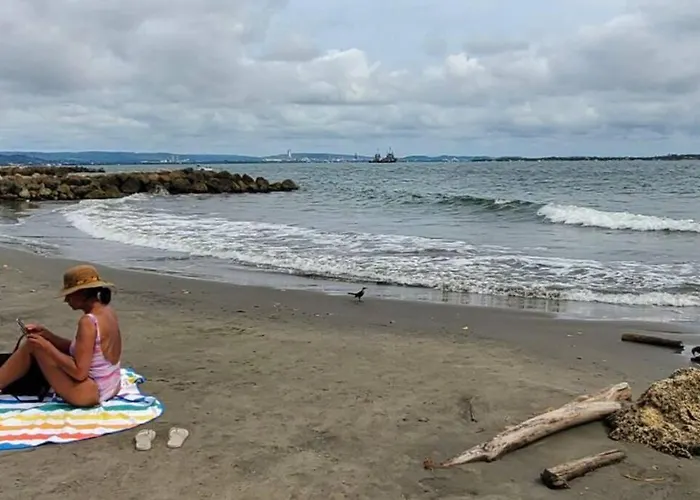 Apartamento con VISTA AL MAR, A una cuadra de la PLAYA. Piso 16